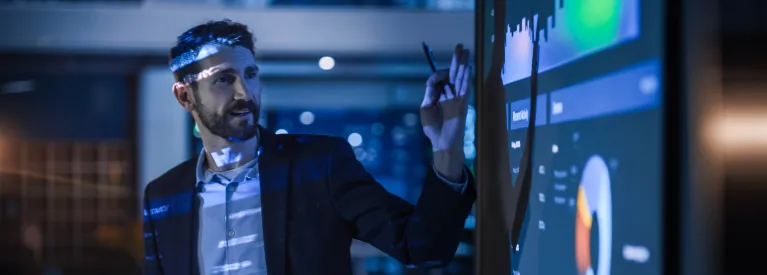 Enea Optima. Mężczyzna w garniturze