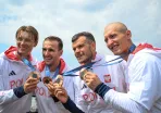 Drużyna sportowa z medalami 
