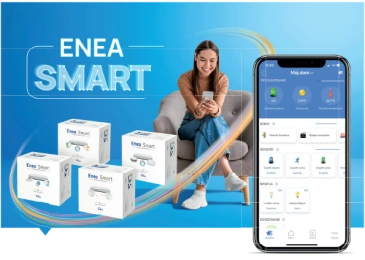 Kobieta przeglądająca na telefonie ofertę Enea Smart Kobieta przeglądająca na telefonie ofertę Enea Smart